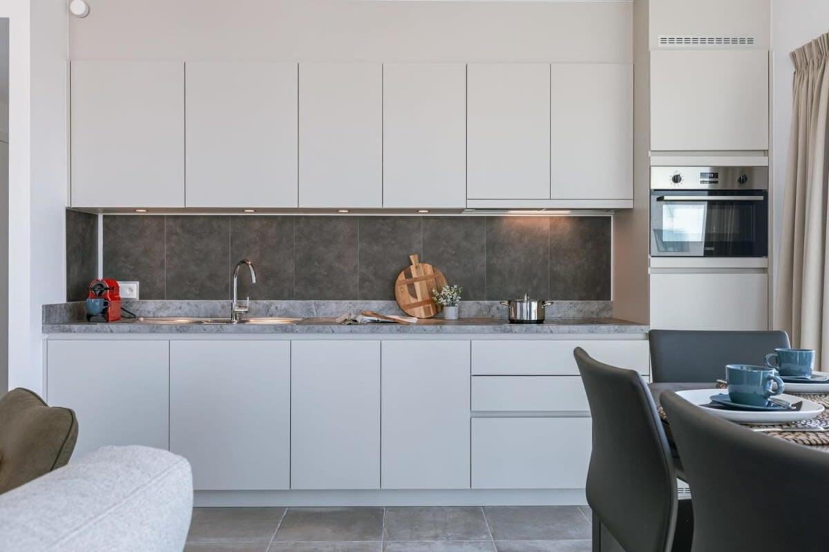 Huswell - Bright Apartment With Seaview Bredene Bagian luar foto