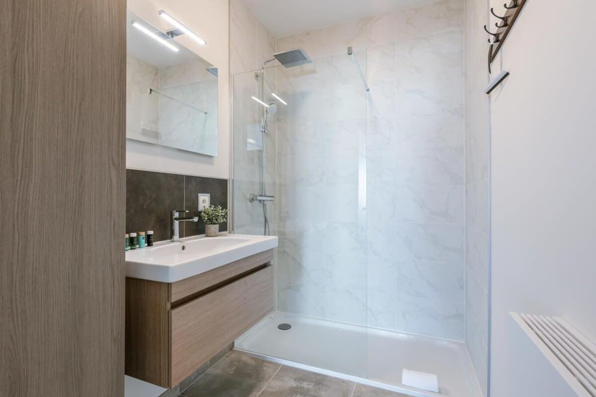 Huswell - Bright Apartment With Seaview Bredene Bagian luar foto